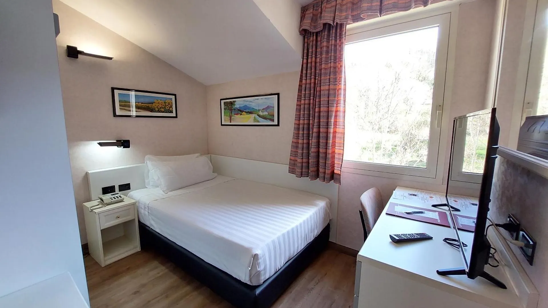 Hotel Falco D'Oro Tole Italy