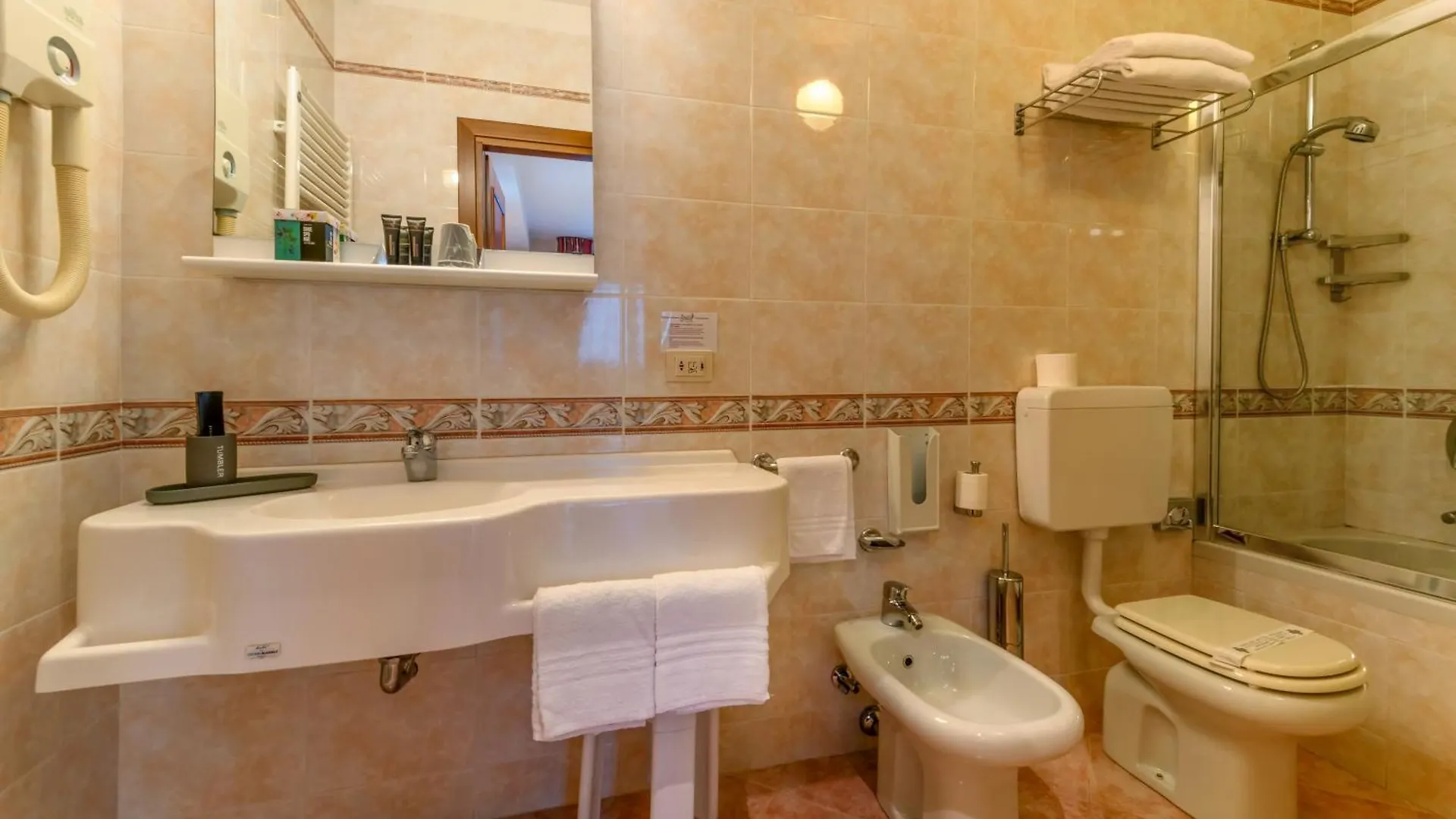Hotel Falco D'Oro Tole